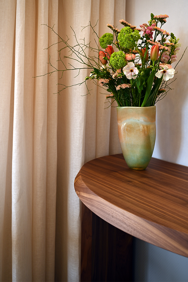 Sand Vase, beige-rosa Farbe Vorhang, Naturholz