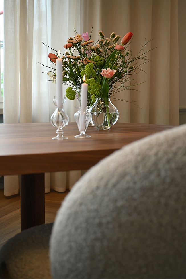 Kerzen, Villeroy-Boch-Vase, beige-grauer Stoff