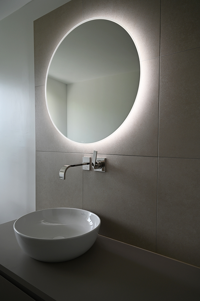 Fliesen, Waschbecken, metallischer Wasserhahn, Spiegel, Licht