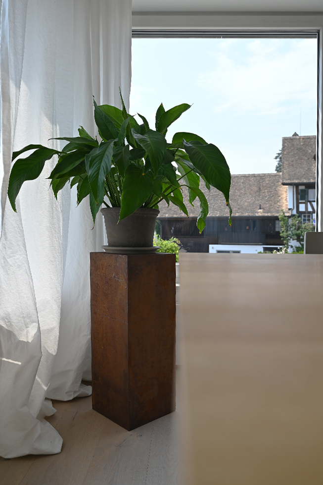 Vorhang, Fenster, Pflanze, Metallhocker